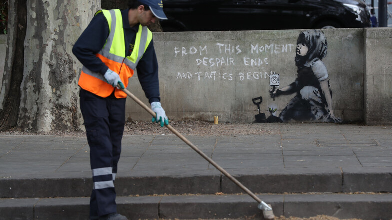 Das Graffiti erinnert stark an Banksy.