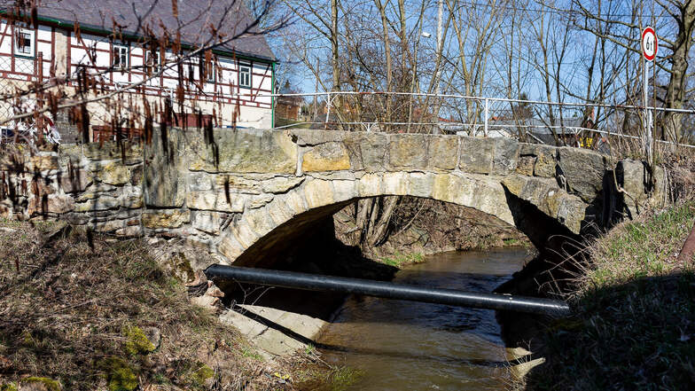 Diese Bogenbrücke überquert den Dorfbach in Reichstädt. Ihre Sanierung beginnt im Herbst.