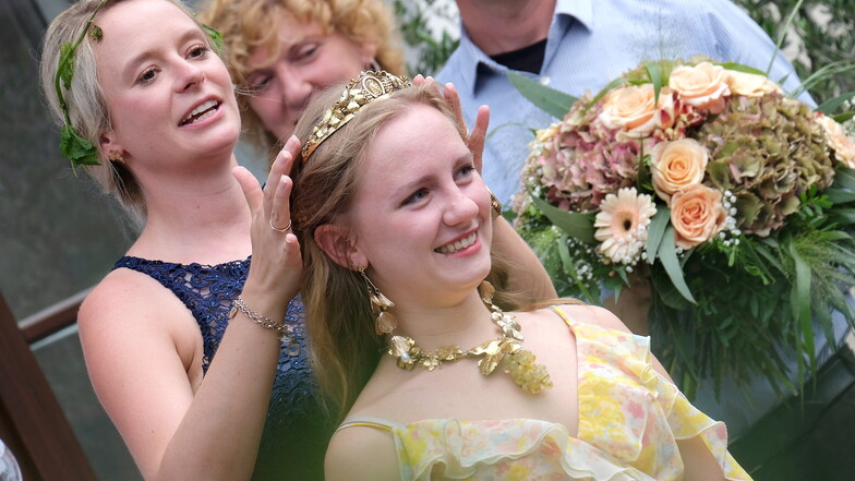 Die alte und die neue: Die bisherige sächsische Weinkönigin Sabrina Schreiber übergibt ihre Krone an ihre Nachfolgerin Alona Chesnok.