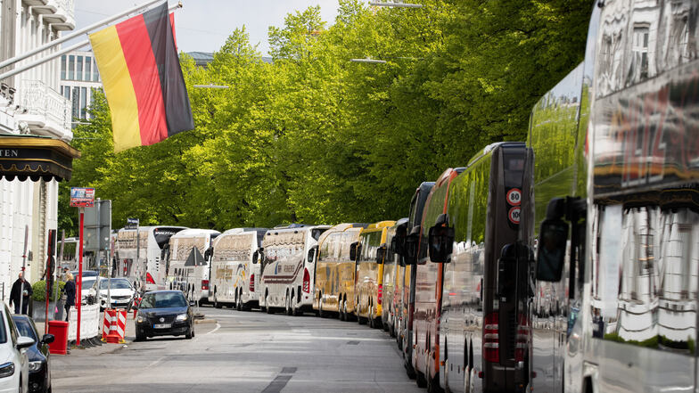 Busunternehmer sind wütend, weil sie nicht wissen, wie es in ihrer Branche weitergehen soll. Sie demonstrieren wie hier in Hamburg für bald wieder mögliche Reisen.