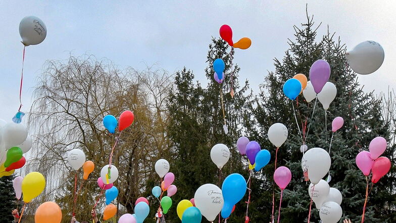 Grünlichtenberg: Abschied mit Ballons, Grüßen und Blumen