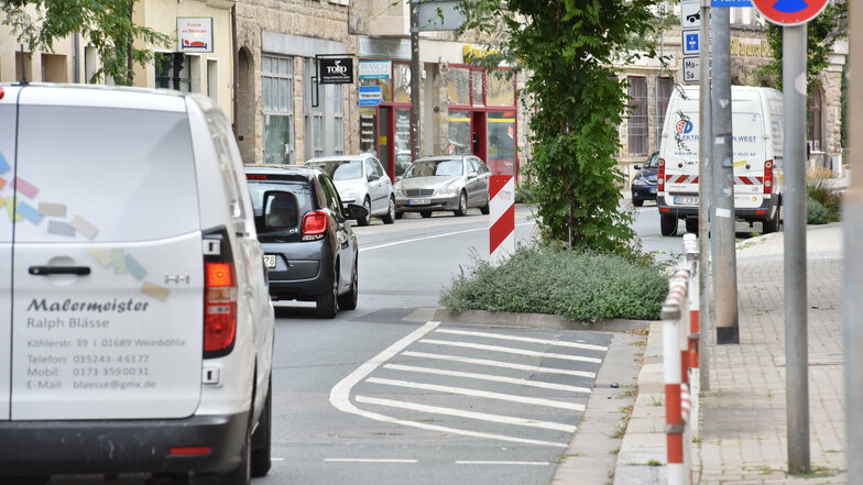 Diese trichterförmige Einengung in Potschappel hinter dem Abzweig Coschützer Straße kommt ohne Warnung. Radfahrer werden hier eingequetscht zwischen Grüninseln, Parkstreifen und rollendem Verkehr. Eine Lösung ist nicht in Sicht.