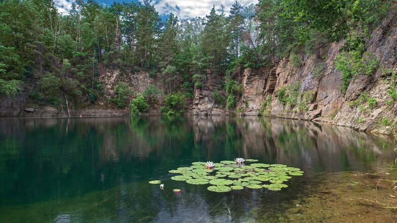 In Haselbachtal befindet sich dieser Steinbruch, der im Volksmund Blaue Grotte genannt wird. Tigran Heinke hielt diesen idyllischen Anblick fest.