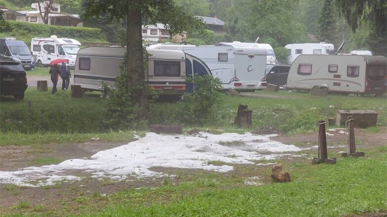 Die Hagelkörner hatten auf dem Campingplatz kurzzeitig eine weiße Decke entstehen lassen.
