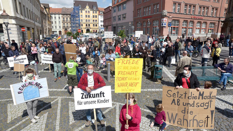 Etwa 200 Menschen protestierten am Sonnabend auf der Neustadt in Zittau.