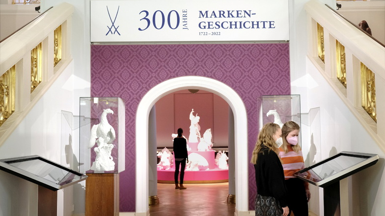 Die ersten Besucher im Museum der Porzellan Manufaktur Meissen. Seit Freitag sind außerdem die Schauwerkstätten und die Gastronomie wieder geöffnet.