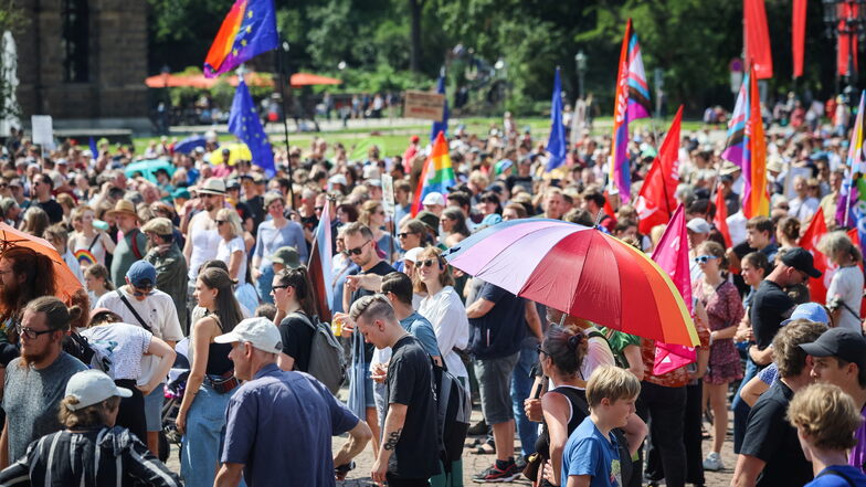 Im Juni demonstrierten Tausende unter dem Motto "Wir sind die Brandmauer" gegen Rechts in Dresden. Bei solchen Demonstrationen gilt künftig eine Lautstärkegrenze.