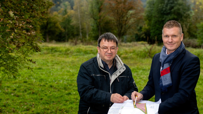 Königsteins Bürgermeister Tobias Kummer (CDU, re.) und Toralf Hacker vom Bauamt stehen vor dem neuen Eigenheimstandort in Leupoldishain.
