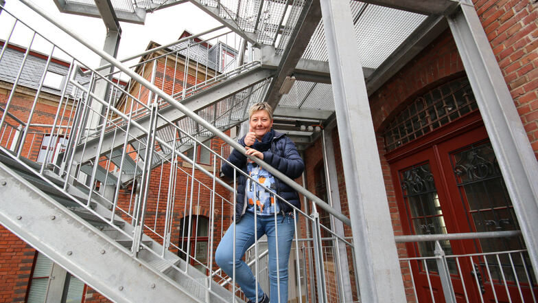 Projektmanagerin Gaby Zemmrich steht auf der Rettungstreppe, die als zweiter Fluchtweg dient. Bei einem Gebäude mit der Nutzung wie in der alten Post ist ein zweiter Fluchtweg Vorschrift.