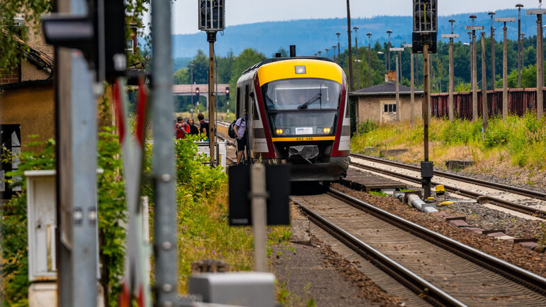 Die Seenlandbahn, die an den Wochenenden zwischen Dresden und Senftenberg pendelte, wurde in den Sommerferien von mehr als 3.000 Fahrgästen genutzt. Im Bild zu sehen ist sie beim Halt auf dem Bahnhof Straßgräbchen-Bernsdorf.