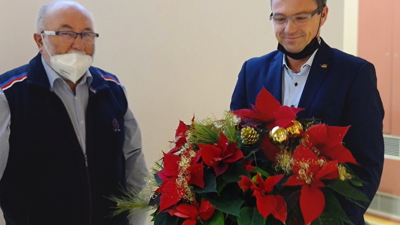 Wilsdruffs Bürgermeister-Stellvertreter Peter Mickan (CDU) gratuliere Ralf Rother nachträglich zum Geburtstag und überreichte ihm diesen Blumenstrauß.