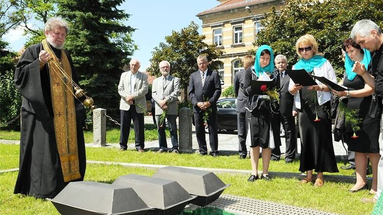 2012: Auf dem russischen Friedhof in Weißenberg wurden Kriegsopfer beigesetzt, deren Knochen bei Bauarbeiten gefunden wurden. Der Bürgermeister (hinten 2.v.l.) war dabei.