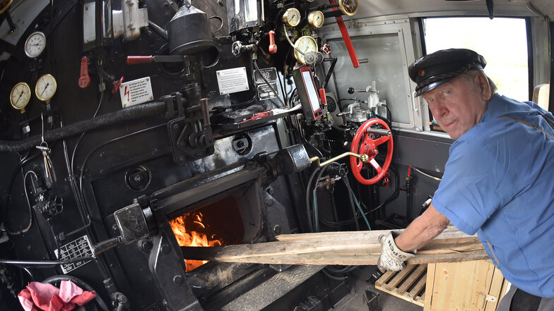 Bis der Betriebsdruck im Kessel erreicht ist, heizt Dieter Grosche die Dampflok mit Holz statt mit Kohle an.