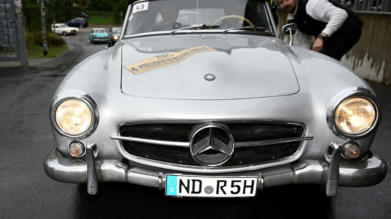 Mercedes-Benz 190 SL, Baujahr 1962, mit Fahrer Detlef Ruf und Beifahrer Alexander Gregor.