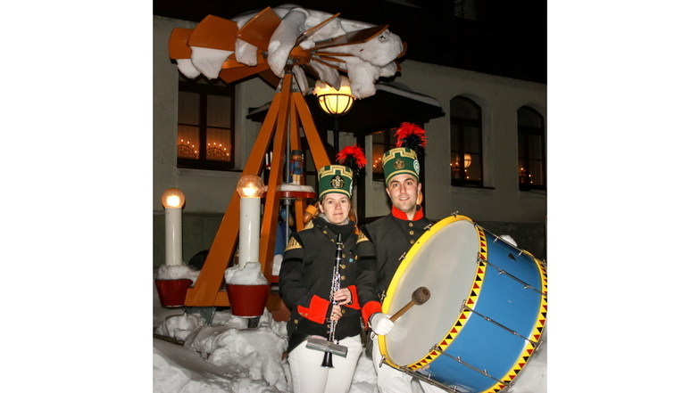 Susann und Sebastian Spreer vom Verein„Bergmusikkorps Saxonia Freiberg“. Sie werden mit ihrer Klarinette und der Trommel beim weihnachtlich-erzgebirgischen Bläserkonzert auf dem Harthaer Markt dabei sein.