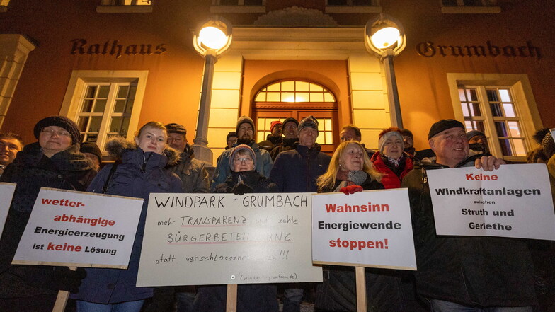 Rund 30 Menschen sind am Mittwochabend zu einer Demo gegen den geplanten Windpark zum früheren Rathaus Grumbach gekommen. Drin fand eine Infoveranstaltung eines Investors statt.