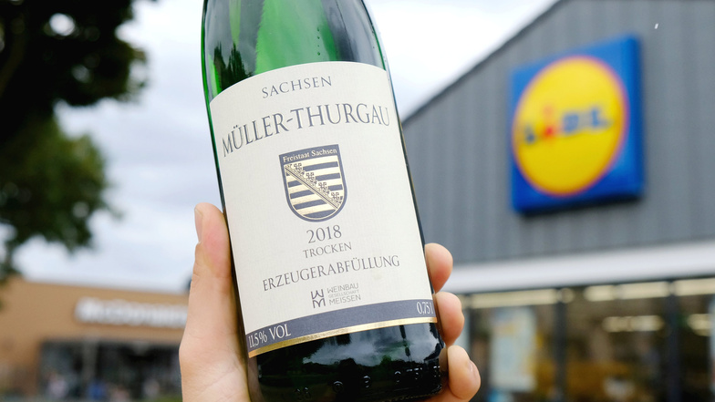 Zumindest unter den vier größten Weinanbauern in Sachsen hat das jüngste Weingut im Freistaat gegenwärtig den preiswertesten Müller-Thurgau. Die Flasche der Weinbaugesellschaft Meißen kostet bei Lidl derzeit 5,99 Euro.