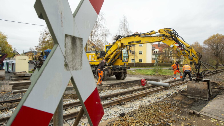 Am Bahnhof in Moritzburg werden derzeit die Übergänge erneuert.