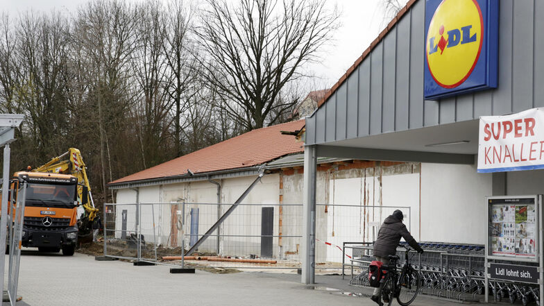 Der Backfilialenanbau am Lidl in Kamenz ist bereits verschwunden. Demnächst wird auch der Eingangsbereich erneuert. Mit dem Bäcker sei man „im konstruktiven Austausch zum Verbleib auf dem Grundstück“, heißt es.