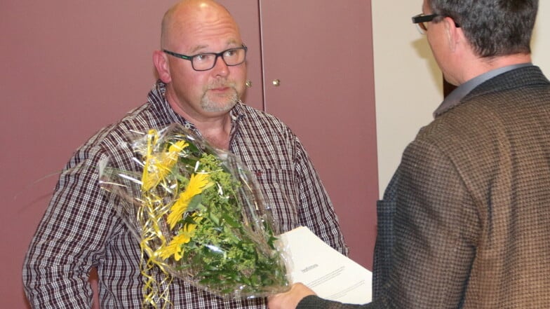 Der Braunsdorfer Lutz Meerstein rückt wieder in den Stadtrat auf. Dafür gab es eine Ernennungsurkunde und einen Blumenstrauß vom Bürgermeister.