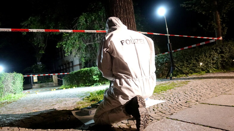 Tatort im Park am Dohnaischen Platz in Pirna: Polizisten sichern in der Tatnacht Spuren.