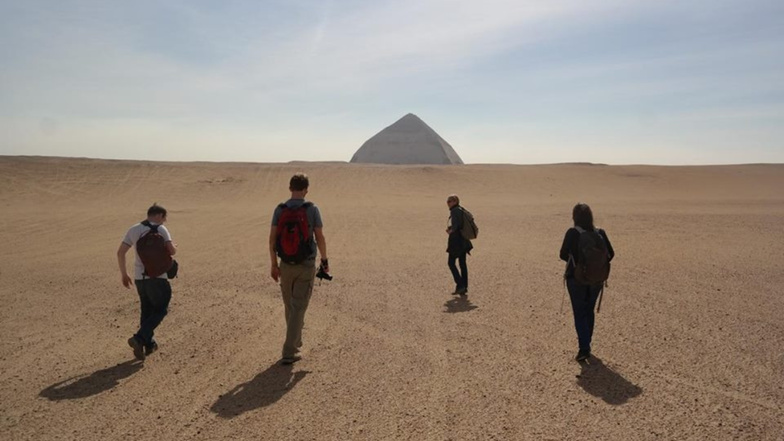  In Ägypten studierte die Gruppe unter anderem Pyramiden wie die berühmte Knickpyramide in Dahschur.