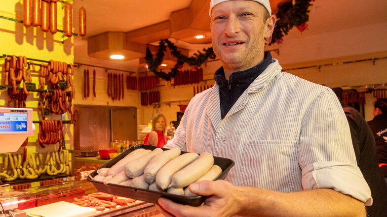 Drei Sorten hat er im Angebot: Fleischermeister Robert Eichler präsentiert seine Weihnachtswürste.