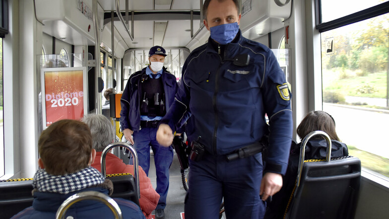 Polizei kontrolliert Maskenpflicht in Dresden