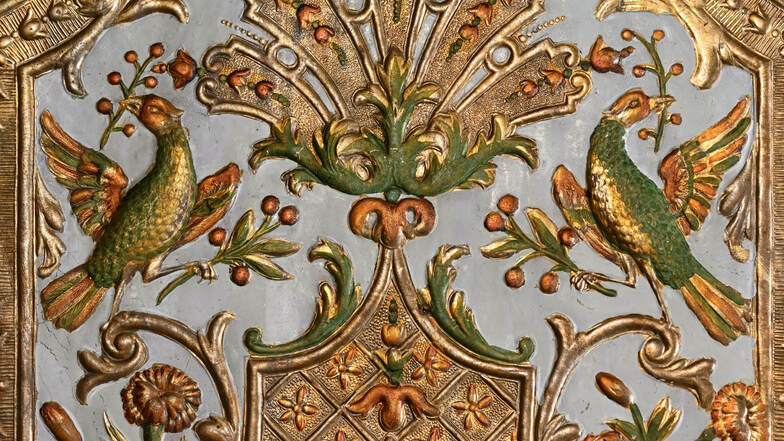 Detail der aus Mecheln im heutigen Belgien stammenden Goldledertapete, die um 1720 im Auftrag der Bünaus in ein Speisezimmer auf den Weesenstein kam.