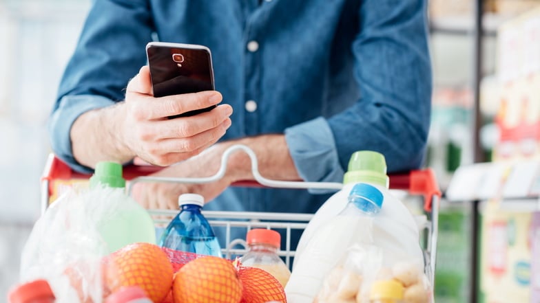 Ein Blick aufs Handy statt auf Papier: Auch E-Bons sollten direkt nach dem Einkauf kontrolliert werden.