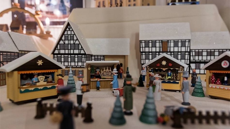 Erzgebirgische Spielzeugstadt In der Firma Naumann entstehen detailverliebte Fachwerkhäuser und Männeln bis hin zur kompletten Bergparade.