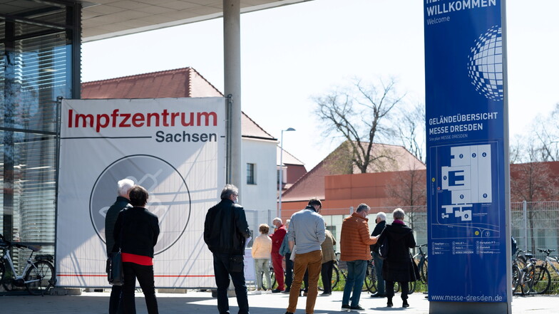 Menschen warten vor dem Impfzentrum in Dresden. auf ihren "Pieks".