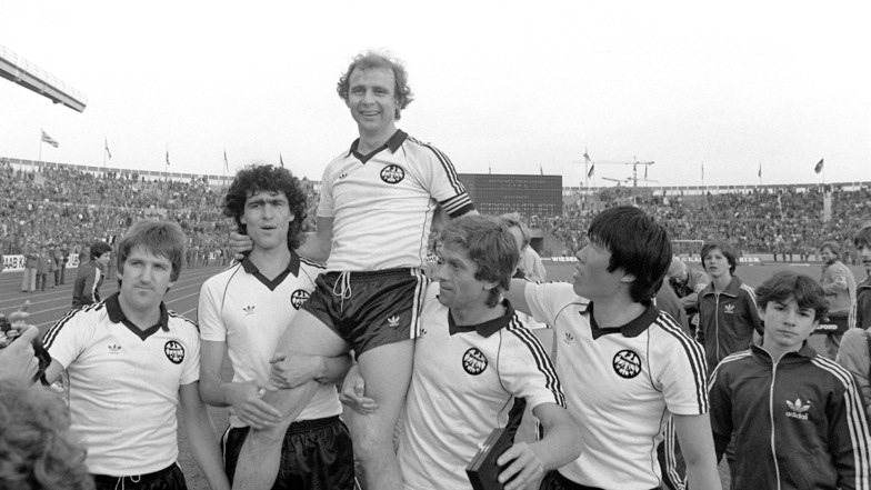 1981: Frankfurts Kapitän Bernd Hölzenbein wird bei Spielende von seinen Teamgefährten getragen. Eintracht Frankfurt gewann das DFB-Pokalendspiel gegen den 1. FC Kaiserslautern mit 3:1