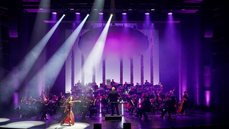 Szene aus dem Konzertabend Hooray of Hollywood mit Licht-Show.