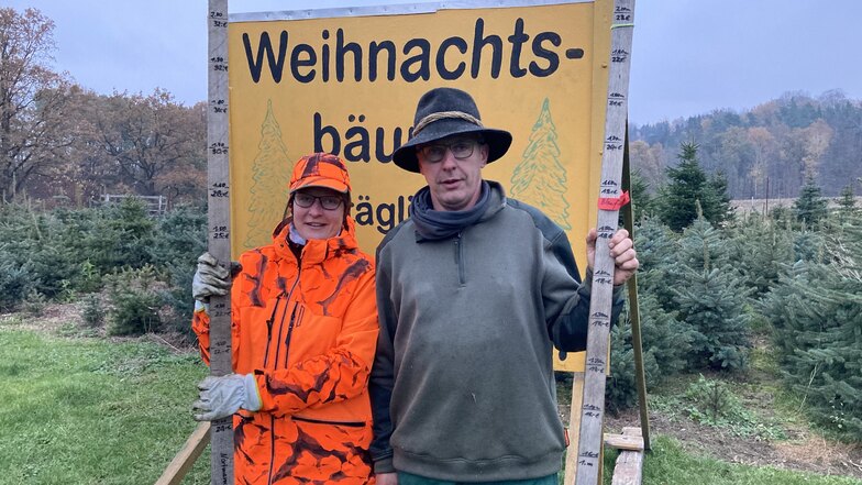 Thomas Queißer und seine Schwester Ellen Haufe halten beim Weihnachtsbaum-Preis am alten Eichen-Maßstab fest.