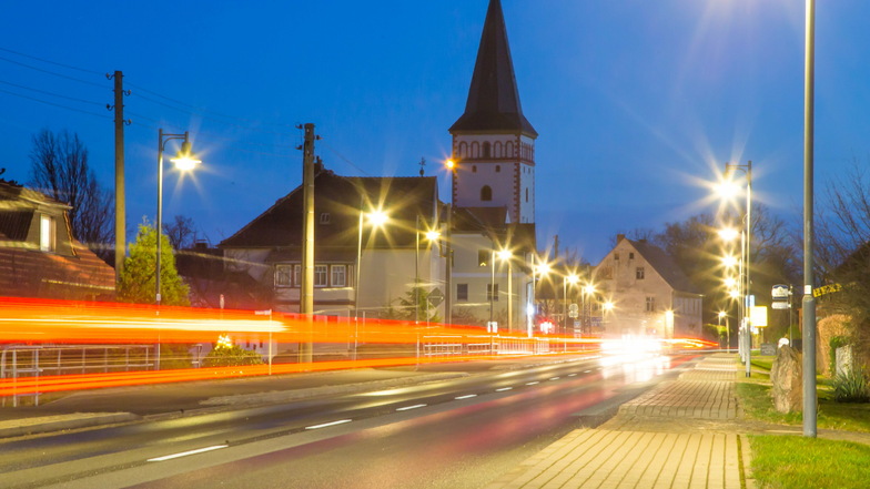 Die Straßenlampen hier an der B 115 in Kodersdorf leuchten die ganze Nacht. An der B 6 in Markersdorf ist nachts nur jede dritte Straßenlaterne in Betrieb.