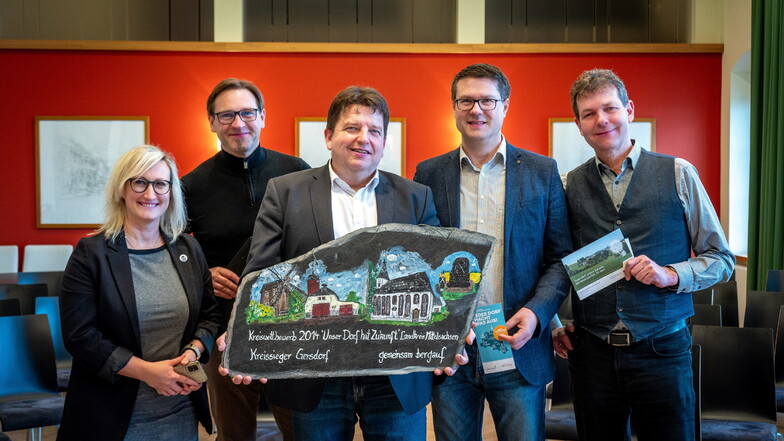 Die Bürgermeister (von links) Maria Euchler (Kriebstein), Carsten Graf (Leisnig), Ronald Kunze (Hartha), Sven Liebhauser (Döbeln) und Jörg Burkert (Großweitzschen) hoffen auf eine Beteiligung beim Wettbewerb  „Unser Dorf hat Zukunft“.