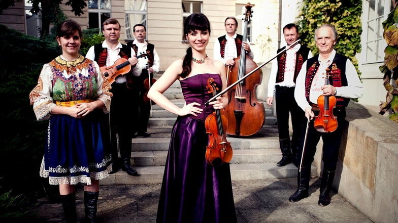 Die junge Geigerin Marketa Janoušková (Mitte) bringt die Zimbal-Folkloreband ihres Vaters Jiří Janoušek (r.) mit zum Musikfest Schmochtitz am 1. und 2. Juli.