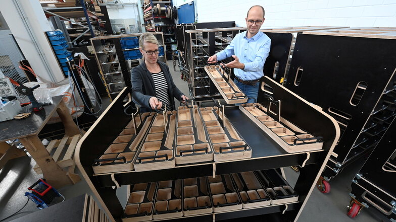 Christoph Alt und Angela Grimmer, beide sind Gründer der Firma Ligenium, die Transportwagen aus Holz herstellt.