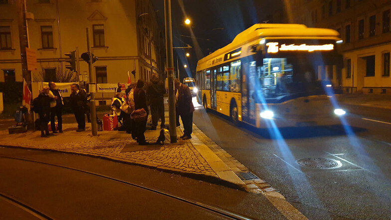 Ein Bus der Linie 75 fährt an Streikenden am Straßenbahn-Betriebsbahnhof Trachenberge vorbei. Diesen Bus fährt ein Kollege von einem Tochterunternehmen der DVB.