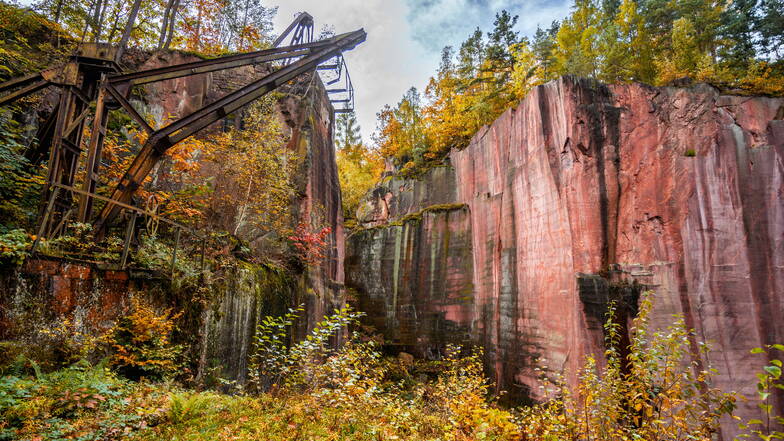 Alte Abbautechnik im Steinbruch zeugt noch von der Geschichte: Seit 2022 darf sich der Rochlitzer Porphyr „Heritage Stone“ nennen. Das Gestein ist der erste deutsche Naturstein, der diese Auszeichnung erhielt.