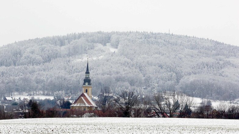 In Weiß getaucht liegt der Schwarzenberg bei Elstra. Die Winteridylle lädt zum Spaziergang ein.
