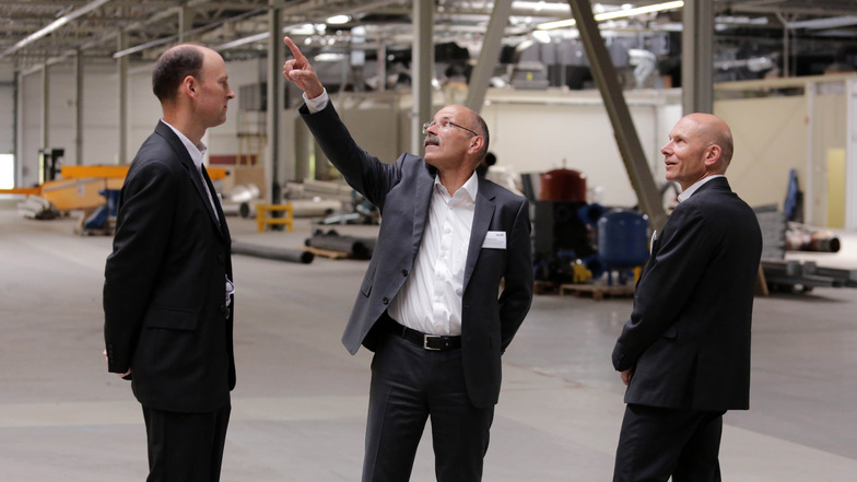 Die drei Manager Martin Arnold (l.), Lukas Eigenmann und mit Lars van der Haegen der Firmenchef (r.) waren am Donnerstag aus der Schweiz nach Großröhrsdorf angereist, um den neuen deutschen Standort ihrer Firma, des Belimo-Konzerns, zu präsentieren.