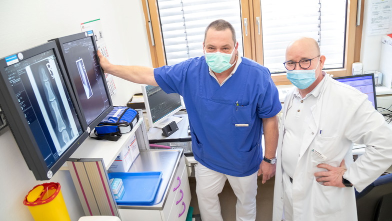 Sie haben sich in Niesky beruflich gut eingelebt: Nils Walther als Chefarzt der Klinik für Chirurgie am Nieskyer Krankenhaus (rechts) und Dr. Chris Heyter als Leitender Oberarzt für Traumatologie.