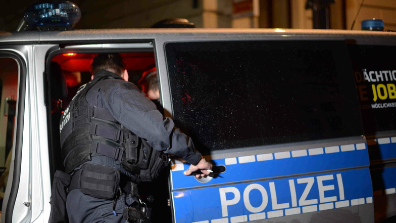 In der Nacht zum Mittwoch haben Beamte der Polizeidirektion in der Görlitzer Innenstadt die Einhaltung der sächsischen Corona-Schutz-Verordnung kontrolliert.
