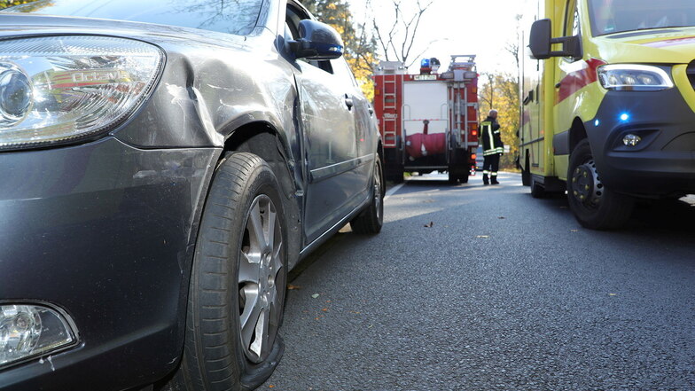 Bei einem Unfall in Boxdorf wurden am Sonnabend drei Personen verletzt. Auch Kameraden der Feuerwehr und Rettungskräfte waren am Unfallort.