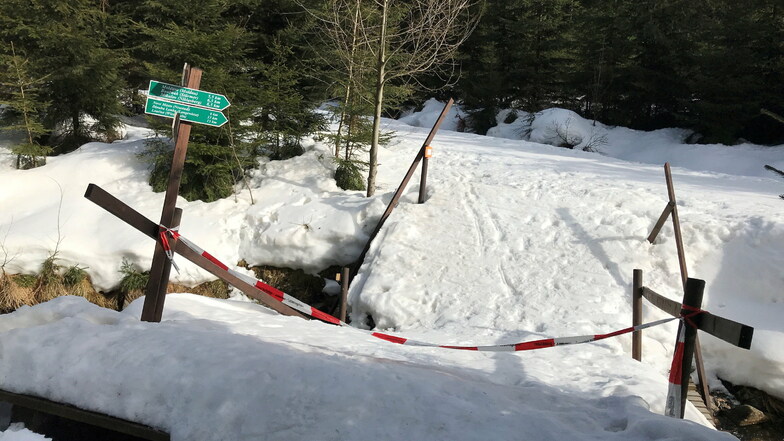 Die Brücke über den Warmbach bei Rehefeld hat der Schneelast nicht standgehalten.