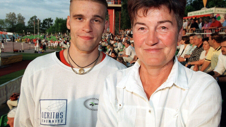 Karin Balzer mit ihrem Sohn Falk beim German Meeting der Leichtathleten in Cottbus im Mai 1998.