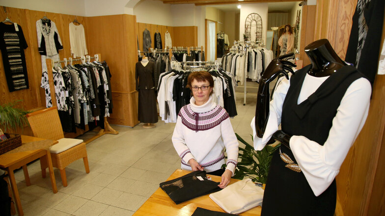 Ulrike Kondziela ist Verkäuferin bei Schwarz-Weiß-Moden, das zum Bestattungshaus Ullrich gehört. Sie geht in Rente, deshalb wird der Laden am Obermarkt geschlossen.