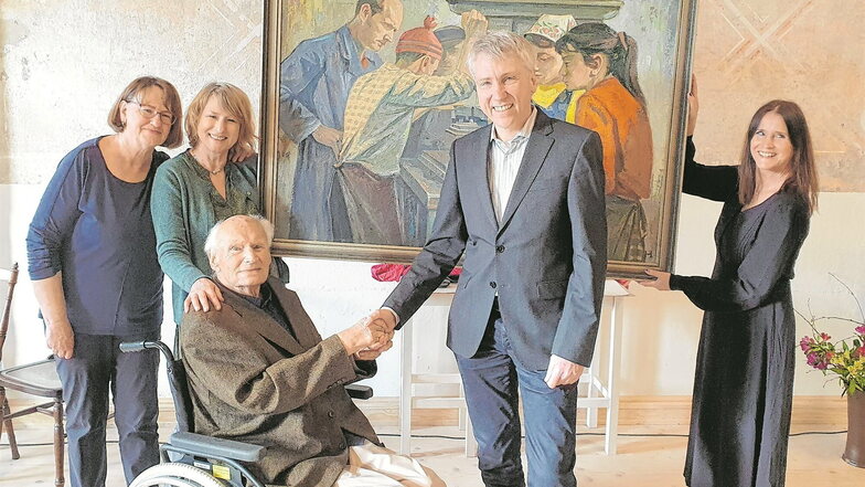 Wolfgang Meffert, ehemaliger Großenhainer Lehrer, übergibt Museumsleiter Jens Schulze-Forster das Gemälde von Walter Harras. 2. v. l.: Schauspielerin Corinna Harfouch.